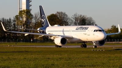 Aircraft D-AIUO photo via JetPhotos