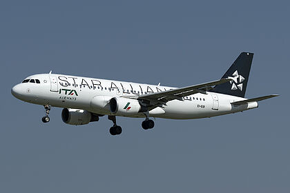 Aircraft EI-EIB photo via Planespotters