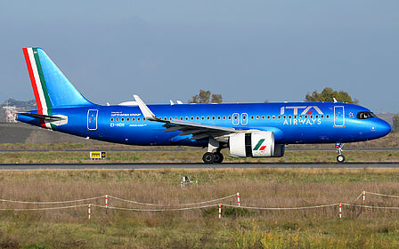 Aircraft EI-HOH photo via Planespotters